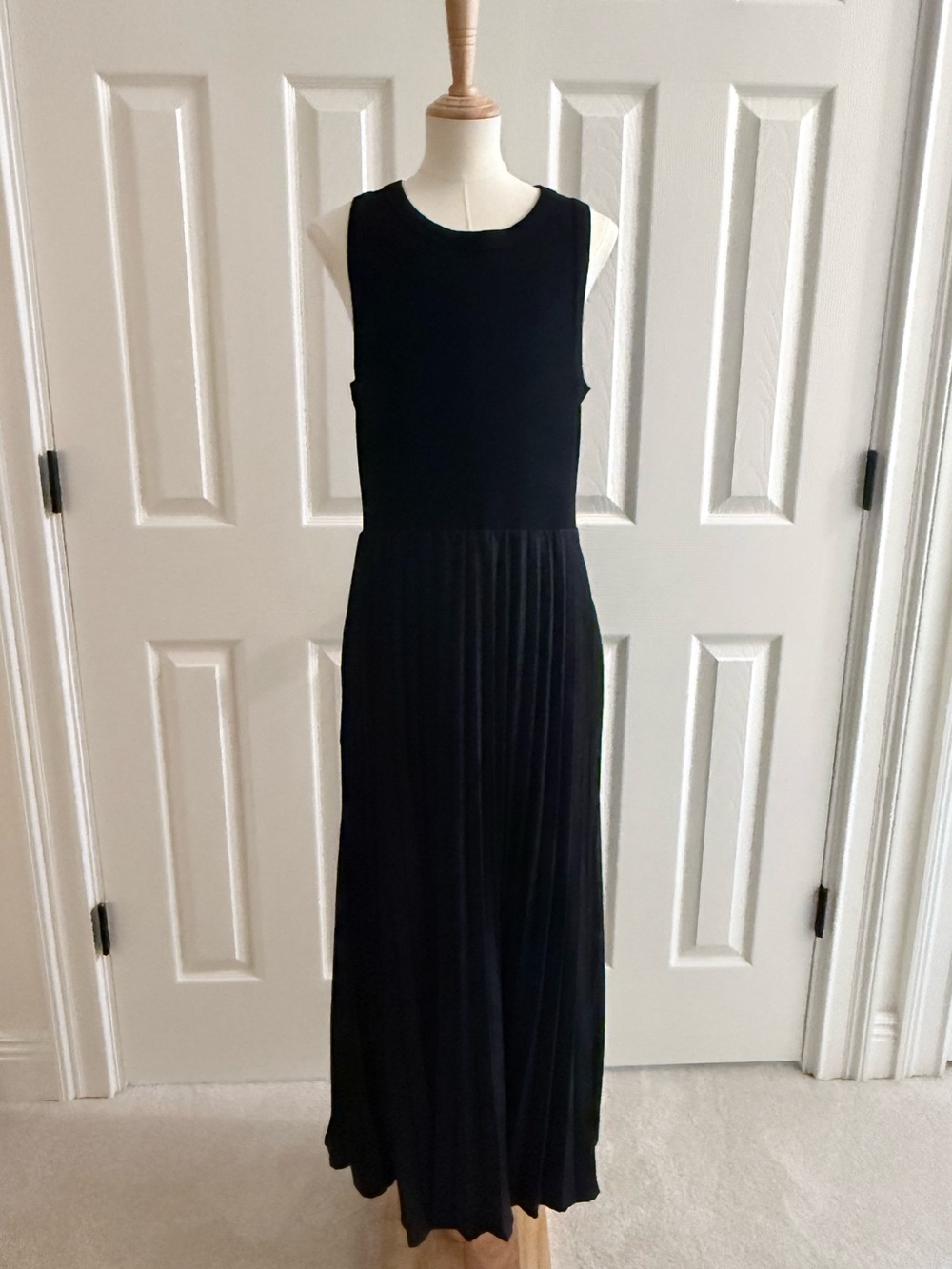 Classic Black Sleeveless Pleated Maxi Dress